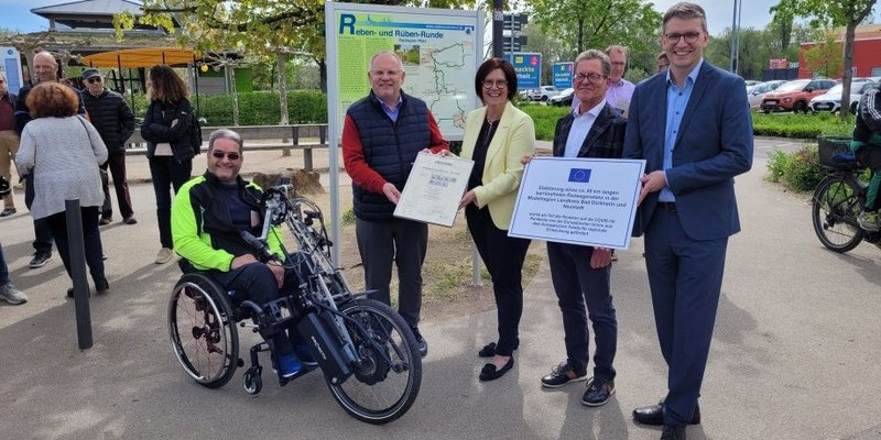 Eröffnung des barrierefreien Radwegenetzes: Robert Fath, Landrat Hans-Ulrich Ihlenfeld, Staatssekretärin Petra Dick-Walther, Verbandsbürgermeister Peter Lubenau und Bernhard Adams stehen nebeneinander.