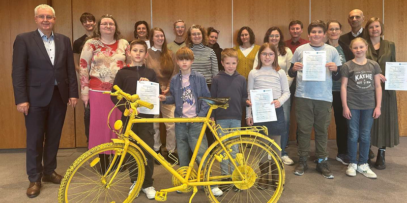 Vorstandsmitglied Thomas Distler (erster von links) übergibt den Gewinnerschulen vom Stadtradeln 2025 Urkunden und Geldpreise. Mit dabei sind Schüler, betreuende Lehrer, Klimaschutzbeauftragte der Städte Frankenthal und Neustadt, des Landkreises Bad Dürkheim, der Verbandsgemeinde Leiningerland und der Beigeordnete der Stadt Frankenthal, Bernd Leidig (hinten rechts).